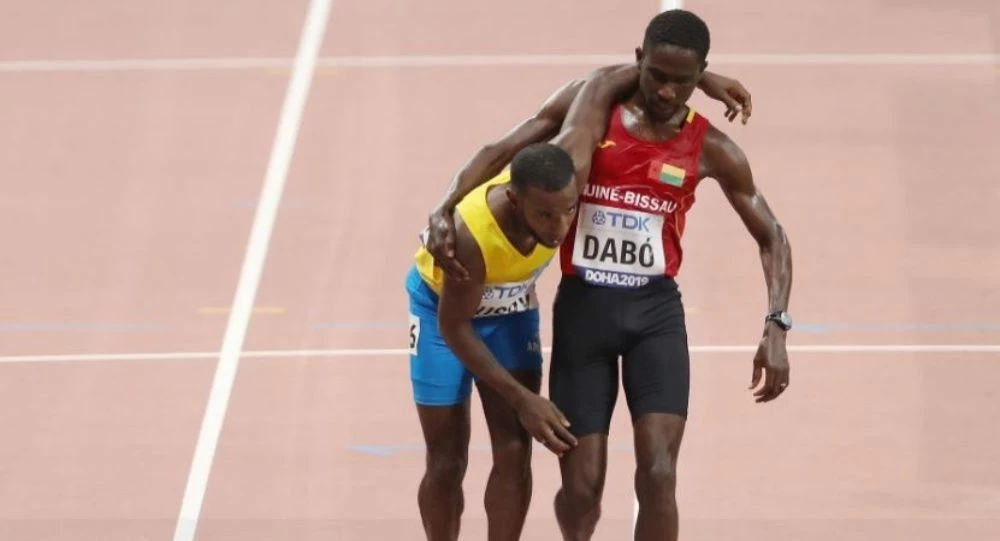 Το στιγμιότυπο της Ντόχα: Ο αθλητής που τερμάτισε τελευταίος όμως έγινε viral – Βίντεο